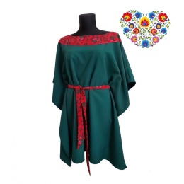 Zielona sukienka nietoperz z czerwonymi dodatkami